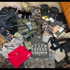 Lot/Bundle: Oakley, Tactical Tailor, Mt Hardware, North Face - list not photo